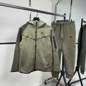 z7129990401571_60d16ba3bb66e21d973bec091fd6a258